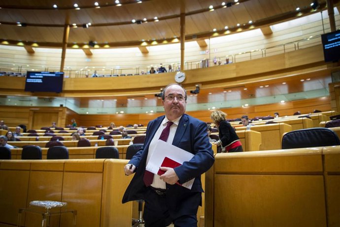 El ministro de Cultura y Deporte, Miquel Iceta, durante un pleno del Senado, a 13 de diciembre de 2022, en Madrid (España). El Pleno del Senado debate y vota la nueva Ley del Deporte, que, entre otras cosas, permite la participación directa de federacio