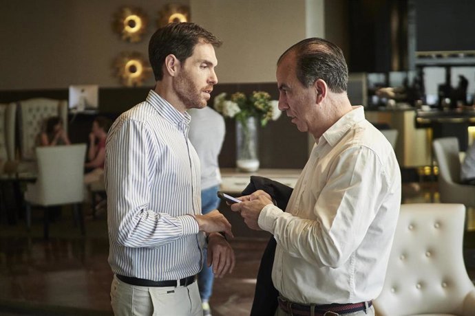 Archivo - Los diputados de Navarra Suma Sergio Sayas (i) y Carlos García Adanero (d).