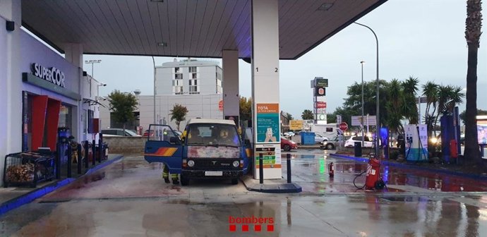 Un coche quemado en una gasolinera de Cunit (Tarragona) el martes 13 de diciembre de 2022.