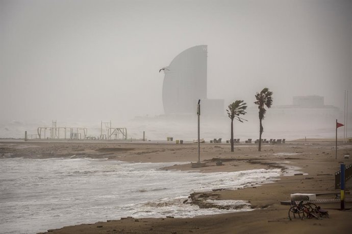 Archivo - Una platja de Barcelona durant un temporal