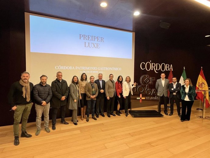 La primera teniente de alcalde delegada de Turismo y presidenta del Imtur, Isabel Albás, y Rafael Pérez Navazo, CEO & Founder de Preiper Luxe, empresa adjudicataria del contrato, con representantes del sector turístico cordobés.