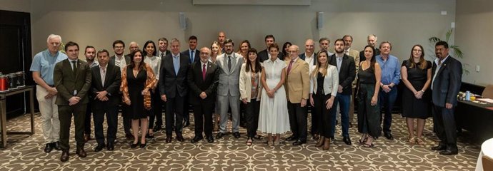 La presidenta, María Chivite, y el consejero de Universidad, Innovación y Transformación Digital, Juan Cruz Cigudosa, junto a representantes de empresas argentinas