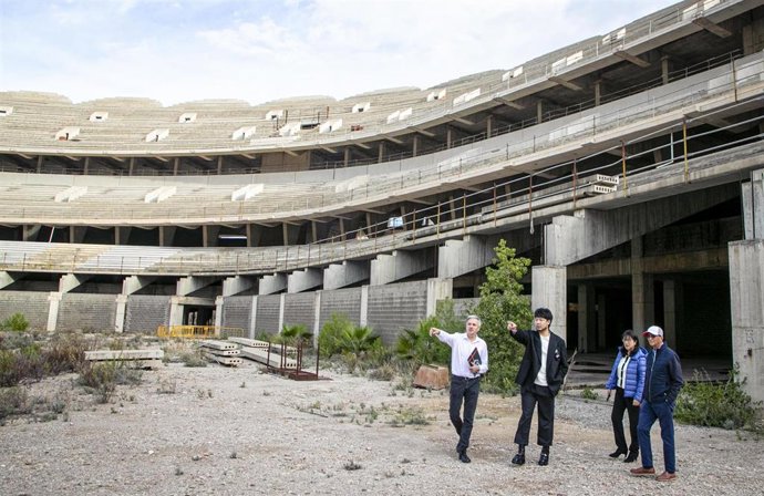 La presidenta del Valencia, Layhoon Chan, visita las obras del Nou Mestalla