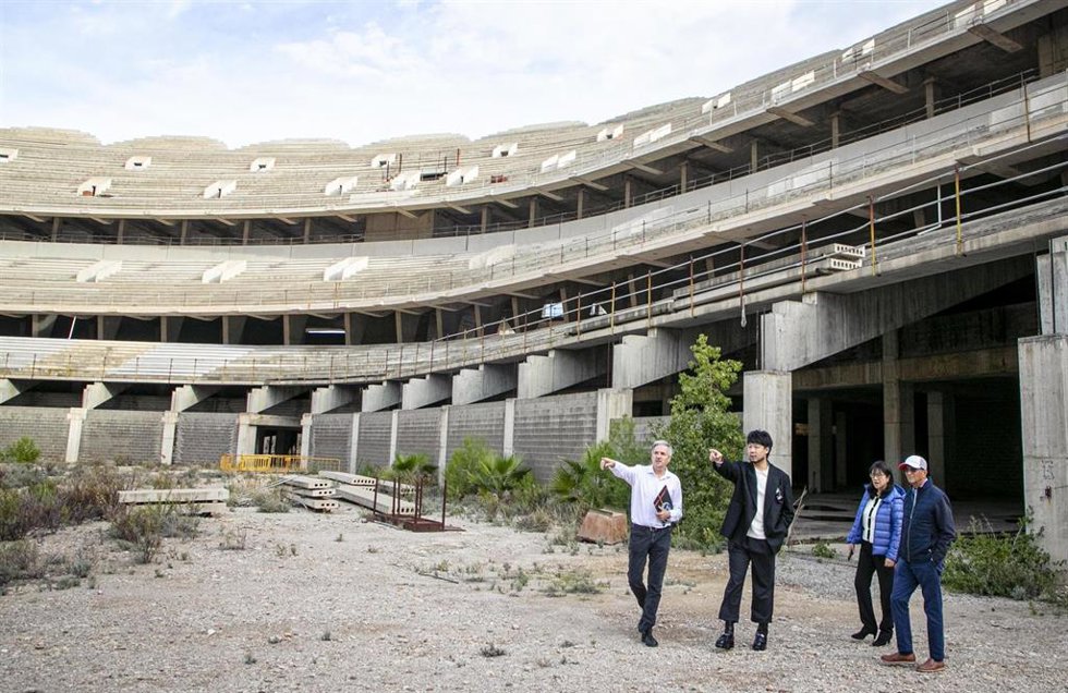La presidenta del Valencia, Layhoon Chan, visita las obras del Nou Mestalla