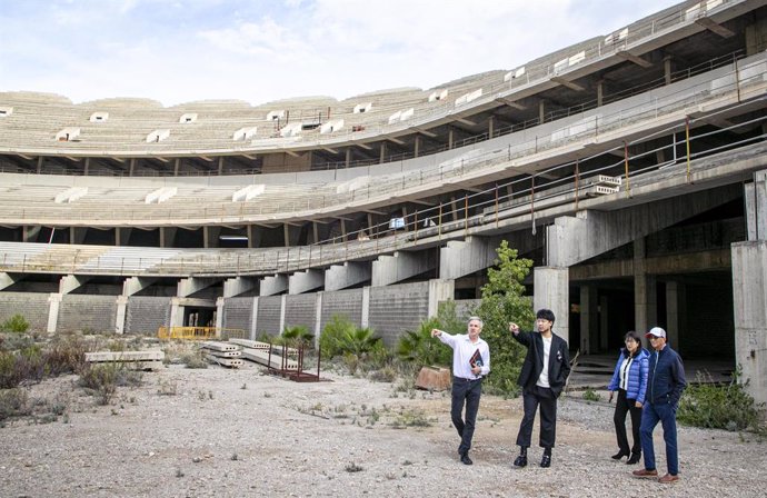 La presidenta del Valencia, Layhoon Chan, visita las obras del Nou Mestalla