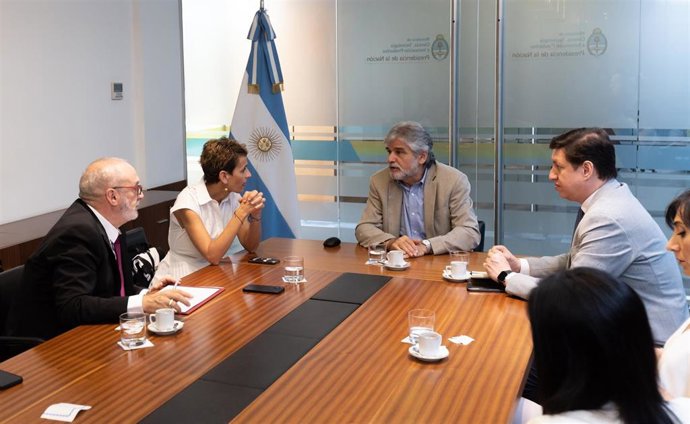 La presidenta Chivite, y el consejero Cigudosa, con el ministro de Ciencia, Tecnología e Innovación de la República Argentina y el director de la Agencia Nacional de Promoción de la nvestigación, el Desarrollo Tecnológico y la Innovación de Argentina