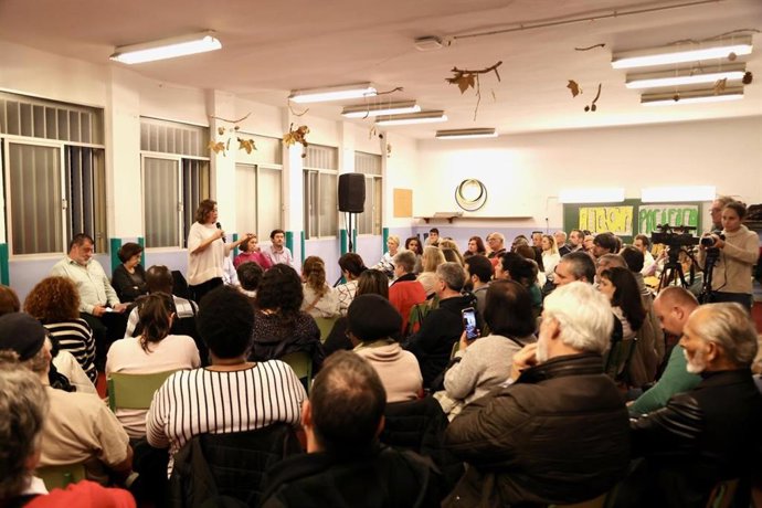 Govern y Ayuntamiento de Palma explican a vecinos de Pere Garau las medidas para paliar los efectos de la inflación.