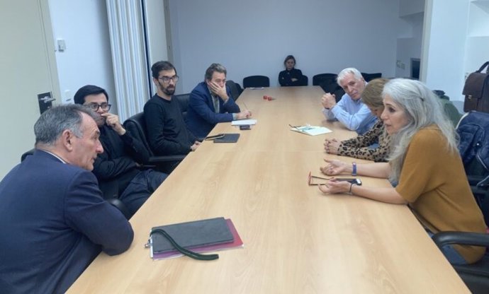 Los diputados de Unidas Podemos Enrique Santiago, José Luis Bueno y Gerardo Pisarello se reúen con representantes de la asociación iraní Por Derechos Humanos.