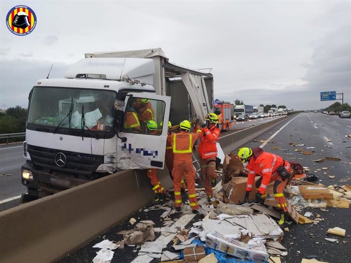 Estabilizado un hombre en un accidente de camión en la A-7 en Riba-roja de Túria