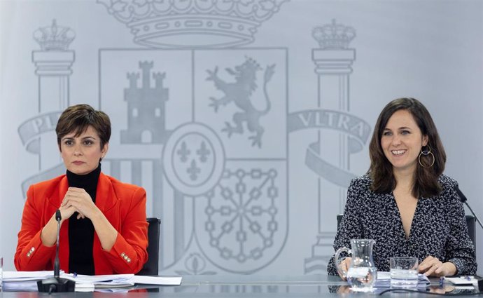 La ministra de Política Territorial y portavoz del Gobierno, Isabel Rodríguez (i), y la ministra de Derechos Sociales y Agenda 2030, Ione Belarra (d), durante una rueda de prensa del Consejo de Ministros, en el Palacio de la Moncloa