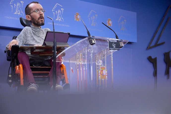 El portavoz de Unidas Podemos en el Congreso de los Diputados, Pablo Echenique, durante una rueda de prensa, en el Congreso de los Diputados. 