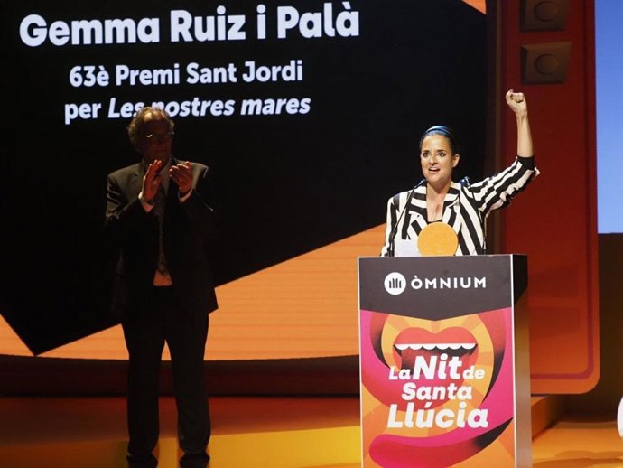 La periodista i escriptora Gemma Ruiz rep el Premi Sant Jordi 2022