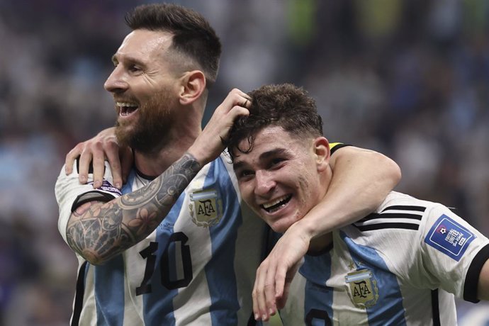 Los jugadores de la selección de Argenttina Lionel Messi y Julián Álvarez