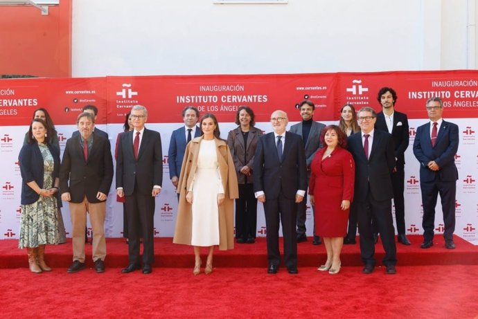 La Reina posa en el Cervantes de Los Ángeles tras su inauguración, flanqueada (a su derecha) por el embajador de España y por Luis García Montero; y (a su izda.), por el secretario de Estado Fernández Trigo.