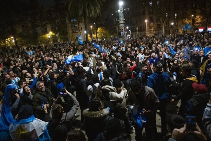 Aficionados argentinos celebrando en Barcelona el resultado del partido del Mundial a 13 de diciembre de 2022