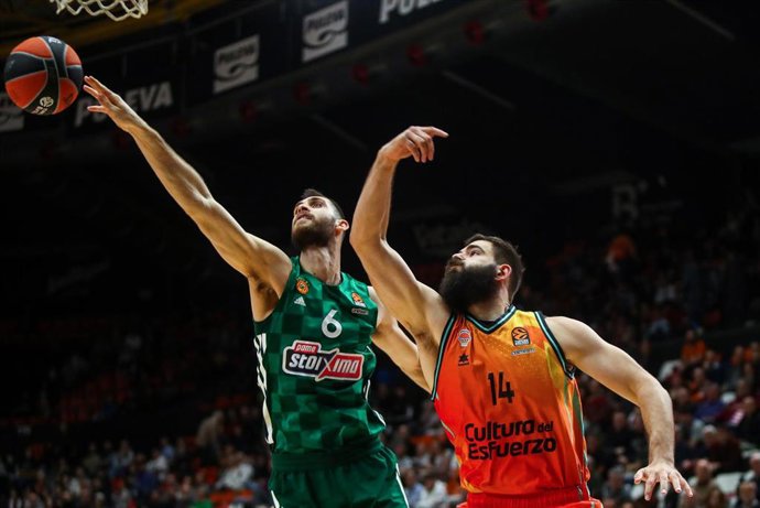 Georgios Papagiannis y Bojan Dubljevic pelean por un balón en el Valencia Basket - Panathinaikos de la Euroliga 2022-2023
