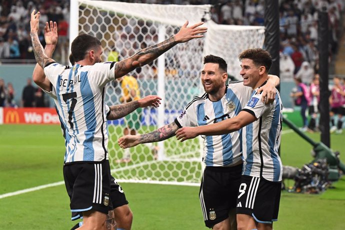 03 December 2022, Qatar, Al Rayyan: Argentina's Julian Alvarez (R) celebrates scoring his side's second goal with teammates Rodrigo De Paul (L) and Lionel Messi during the FIFA World Cup Qatar 2022 round of 16 soccer match between Argentina and Australi