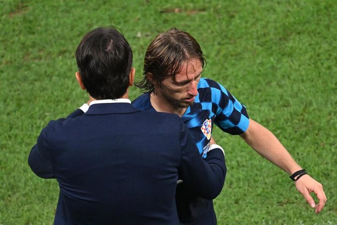 Zlatko Dalic abraza a Luka Modric tras sustituirle en el Argentina-Croacia del Mundial de Catar