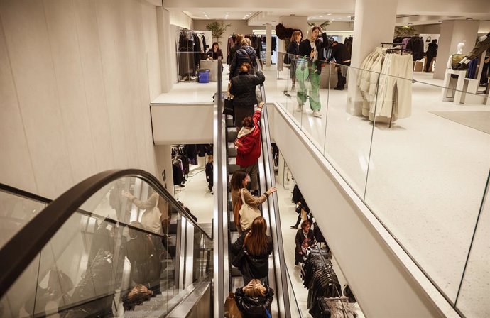 Varias personas en la escalera mecánica de la nueva macrotienda de Zara en el Boulevard Austria de Valncia, a 2 de diciembre de 2022, en Valencia, Comunidad Valenciana (España). El concepto de esta macrotienda replica el modelo de otras megatiendas que