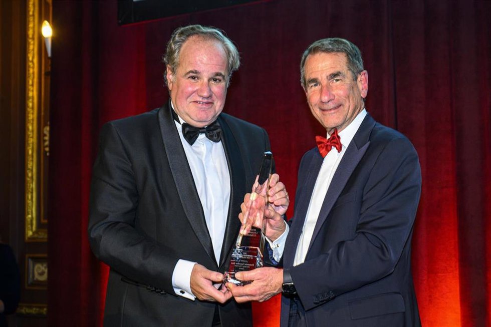 El presidente ejecutivo de Damm y presidente de DISA, Demetrio Carceller (izda), recibe el premio al 'Líder Empresarial del Año' de manos del presidente del Consejo de Administración de la Cámara de Comercio España-Estados Unidos, Alan Solomont (dcha)