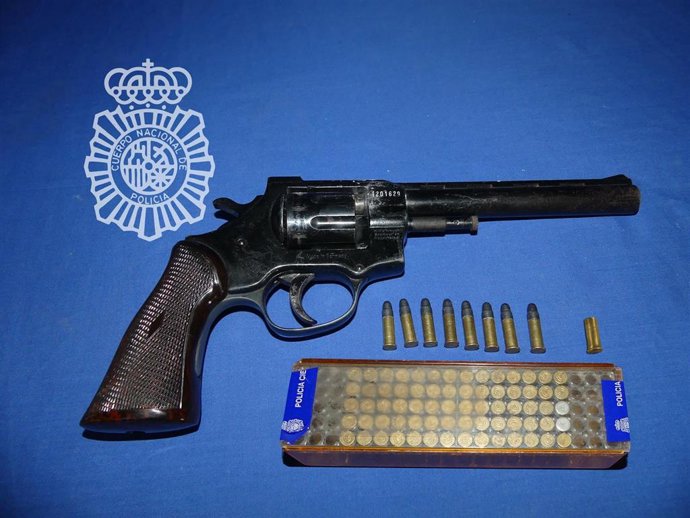 Revólver Utilizado Y Cartuchos Intervenidos Al Presunto Autor De Los Disparos En Salamanca.