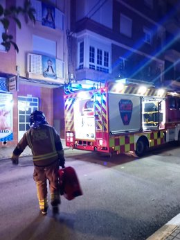 Efectivos de bomberos trabajan en las labores de extinción de un ncendio en una vivienda en Yecla (Murcia)