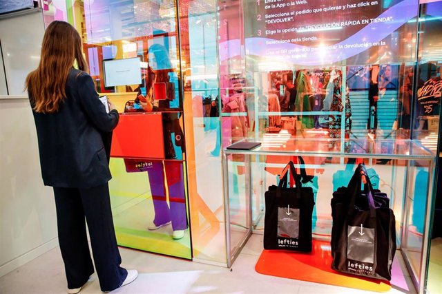 Una mujer realiza una devolución en la tienda