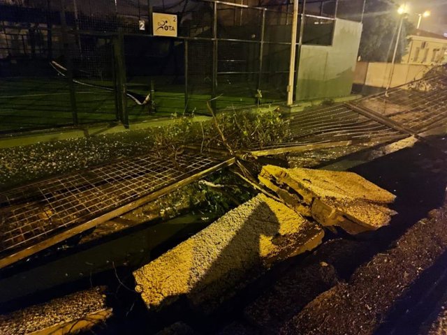 Destrozos ocasionados por el temporal en las pistas de pádel de Rota (Cádiz)