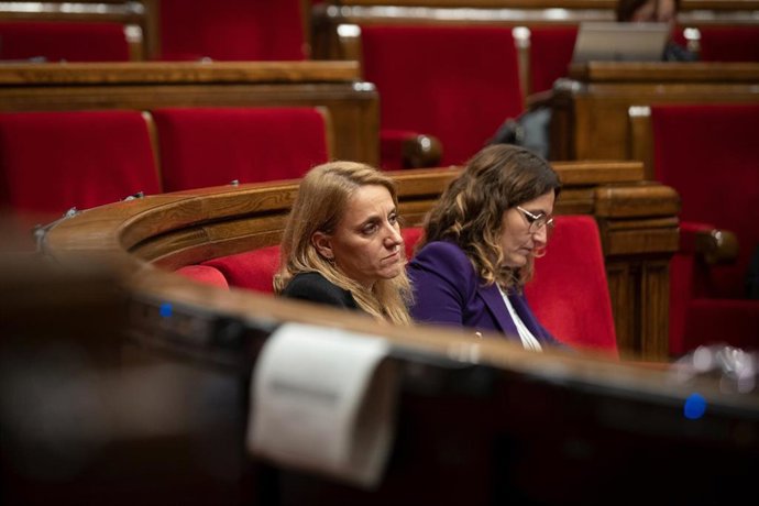 La consellera de Economía, Natlia Mas (i), y la consellera de la Presidencia, Laura Vilagr (d), en una foto de archivo