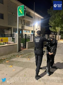 Imagen de uno de los detenidos, custodiado por la Policía Local