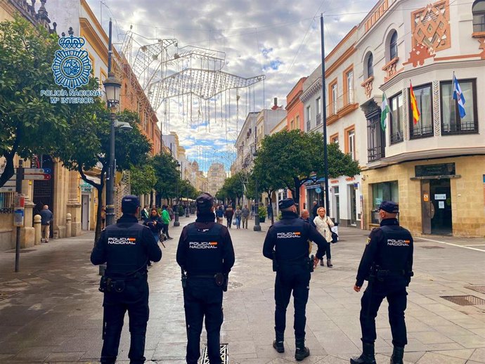 Agentes de la Policía Nacional recorriendo las calles del centro de Jerez (Cádiz) dentro del dispositivo de seguridad Plan Comercio Seguro
