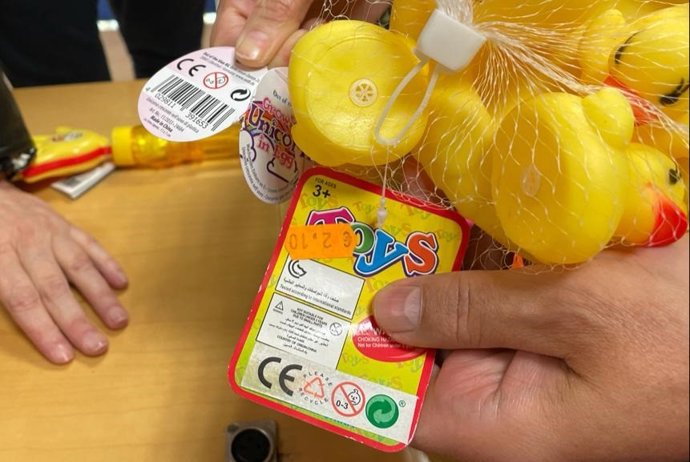 Un juguete con el etiquetado de seguridad de la Unión Europea (izquierda) y otro con el distintivo China Export (derecha) mostrados durante la presentación de la campaña informativa por Navidad desplegada por el Ayuntamiento de Madrid.