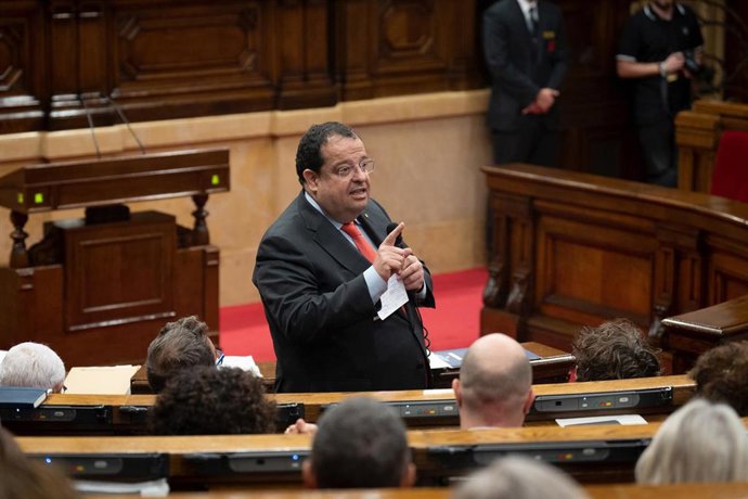 Archivo - El conseller de Interior, Joan Ignasi Elena, interviene durante una sesión de control del Govern en el Pleno del Parlament, a 9 de noviembre de 2022, en Barcelona. Archivo.