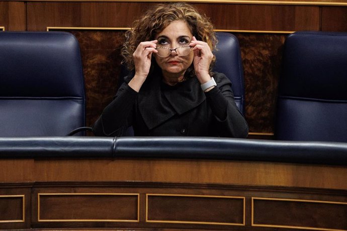 La ministra de Hacienda y Función Pública, María Jesús Montero, durante una sesión plenaria en el Congreso de los Diputados.