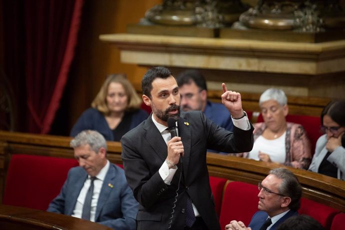 Archivo - El conseller de Empresa y Trabajo, Roger Torrent, interviene durante una sesión plenaria, en el Parlament de Cataluña, a 25 de mayo de 2022, en Barcelona, Cataluña (España). El pleno del Parlament gira en torno al debate a la totalidad de la p