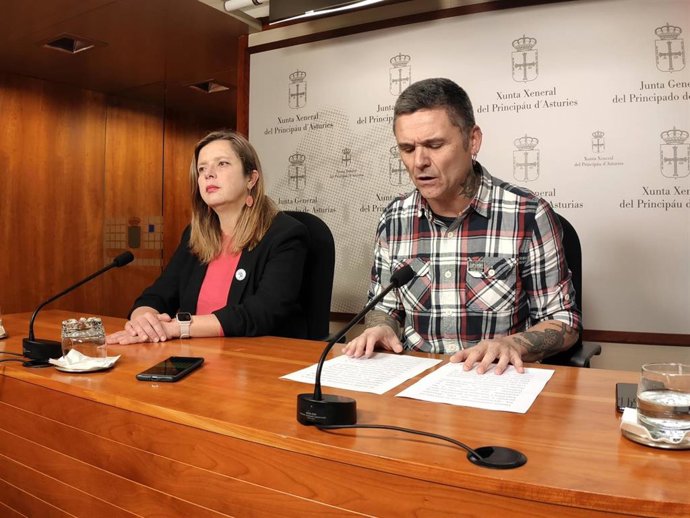 El portavoz de Podemos en la Junta, Rafael Palacios, y la portavoz del partido, Ana Taboada, en rueda de prensa.