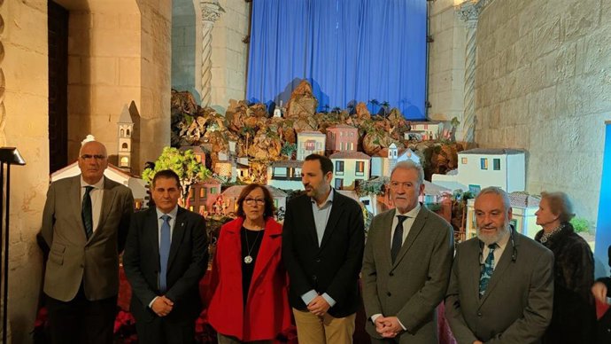 Acto de inauguración del Belén canario con presencia de autoridades municipales y del Cabildo Insular.