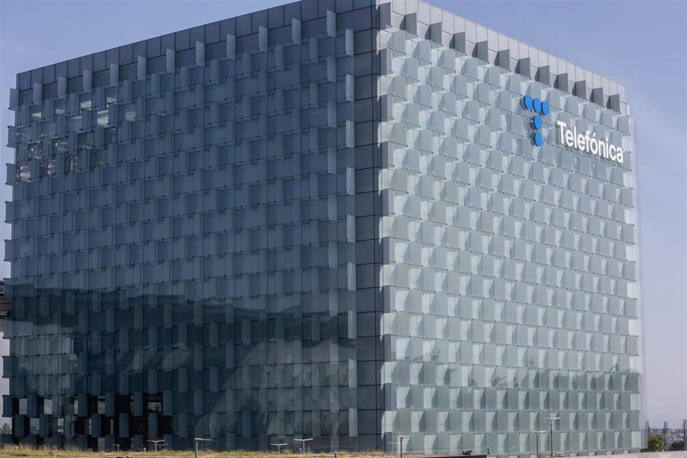 Archivo - Fachada de la sede de la multinacional española Telefónica, situada en la Ronda de la Comunicación, en el denominado Distrito Telefónica, a 22 de Julio de 2022, en el barrio de Las Tablas, Madrid, (España)