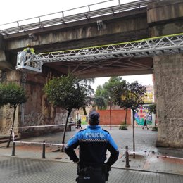 Bomberos y Policía intervienen tras la caída de cascotes en el paso elevado de Arco de Ladrillo en Valladolid.