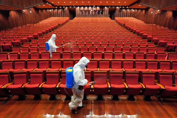 Archivo - Labores de desinfección de un teatro en China.