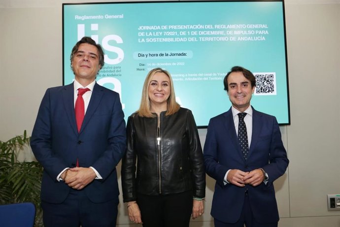 La consejera de Fomento, Articulación del Territorio y Vivienda, Marifrán Carazo, en las jornadas informativas sobre el reglamento de la Lista