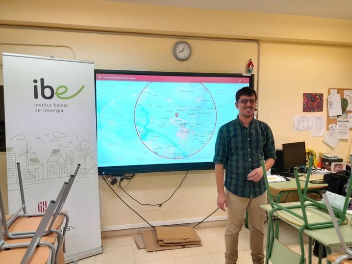 Presentación del IBE a los vecinos de Es Pillari del proyecto.