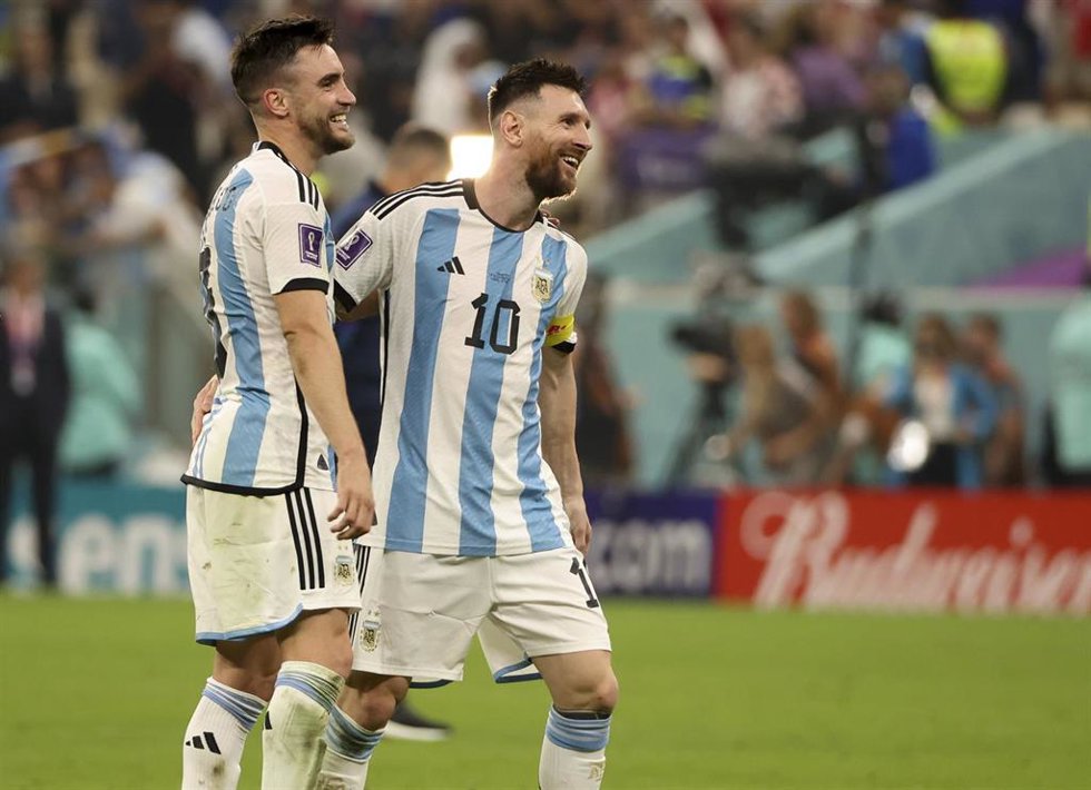 Los argentinos Lionel Messi y Nicolás Tagliafico celebran el pase a la final del Mundial de Catar, tras vencer en la semifinal a Croacia (3-0). 
