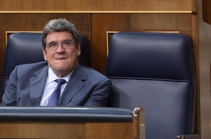 Archivo - El ministro de Inclusión, Seguridad Social y Migraciones, José Luis Escrivá, durante una sesión plenaria en el Congreso de los Diputados, a 25 de mayo de 2022, en Madrid (España). Durante el pleno, el Ejecutivo central debe responder a las pre