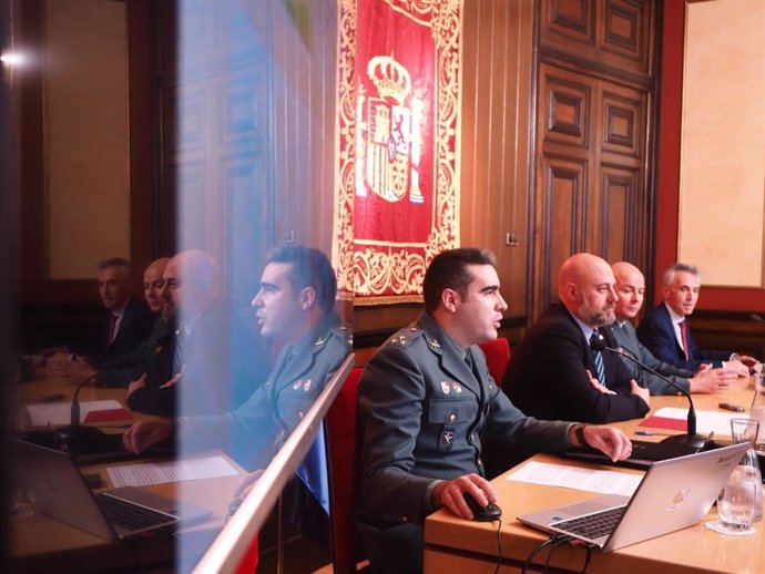 El delegado del Gobierno en Navarra, José Luis Arasti, junto al resto de participantes en la rueda de prensa