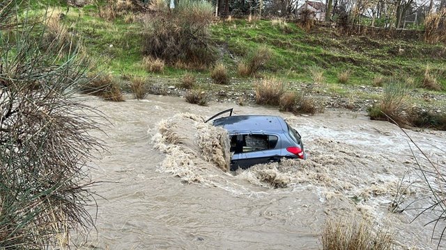 Coche arrastrado por el cauce del río Dílar