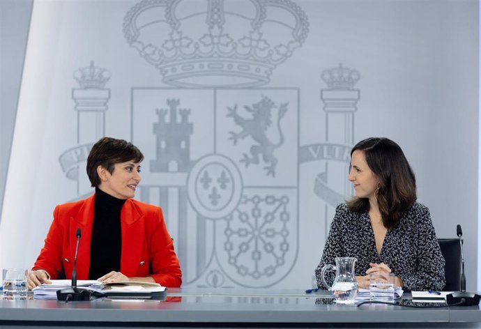 La portavoz del Gobierno, Isabel Rodríguez (i), y la ministra de Derechos Sociales,  Ione Belarra (d), durante una rueda de prensa del Consejo de Ministros, en el Palacio de la Moncloa, a 13 de diciembre de 2022, en Madrid (España). 