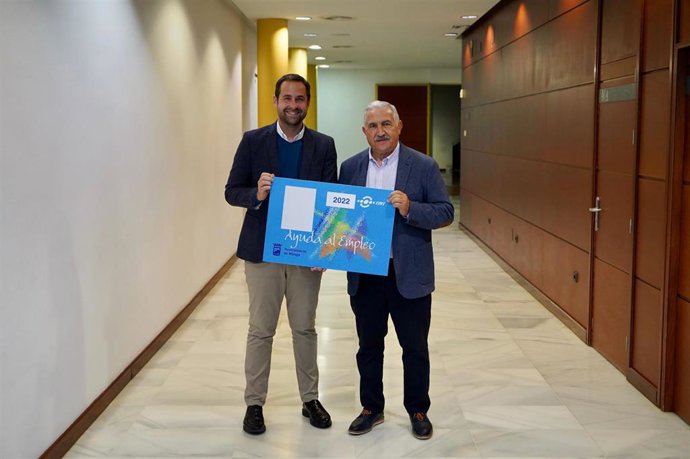 Los concejales delegados de las áreas de Juventud y Fomento del Empleo, Luis Verde, y de Movilidad, José del Río, en rueda de prensa