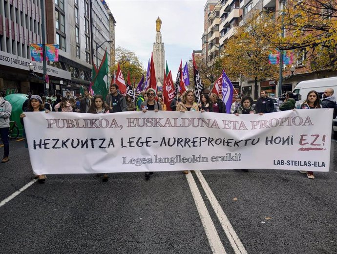 Cabecera de manifestación en Bilbao durante la huelga en la educación pública vasca no universitaria