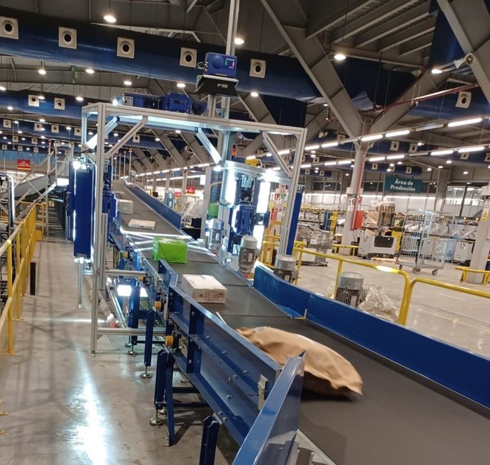 Nueva máquina de clasificacion de paquetería de Correos en su centro logístico de Sevilla.